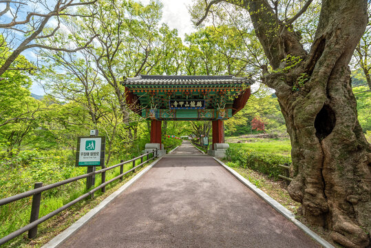 2021. 4. 22. 대한민국 충청남도 공주시에서 촬영, 계룡산갑사의 일주문-Iljumun Gate of Gapsa Temple on Gyeryongsan Mountain, Gongju, South Korea