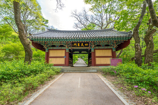 2021. 4. 22. 대한민국 충청남도 공주시에서 촬영, 사천왕문, 갑사로 향하는 길목에 위치-Four Heavenly Kings Gate on the Path Leading to Gapsa Temple, Gongju, South Korea