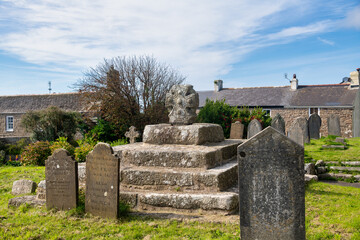 Gedenkstätte und Grabsteine auf einem Vorplatz einer alten Kirche in Cornwall 