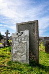 Schöne alte antike Grabplatten auf einem Friedhof in Cornwall 