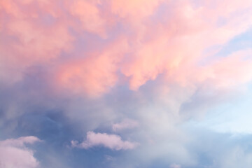 Ciel avec nuages roses orangés, à l'heure du coucher de soleil en décembre.