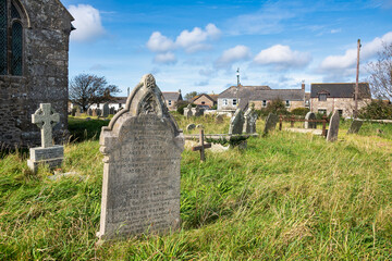 Grabsteine auf einem kleinen Friedhof in Cornwall 