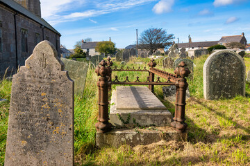 Schönes altes Grab mit einer Einfriedung  auf einem Friedhof in St. Ives