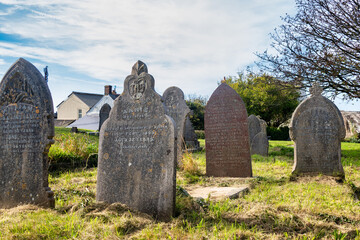 Alte Grabsteine auf einem kleinen Friedhof neben einer Kirche Nähe Lands End