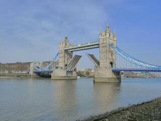 Fototapeta na wymiar Le Tower Bridge à Londres