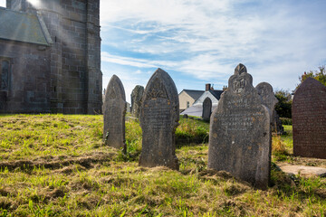 Kleiner Friedhof neben einer alten Kirche in Cornwall