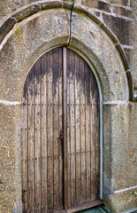 Fototapeta na wymiar Alte Doppelflügel Tür an einer alten Kirche in Cornwall