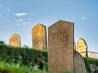 Antike Grabsteine auf dem alten Friedhof von St. Ives