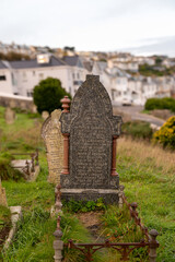 Schöne alte Grabsteine auf einen Fried in St. Ives 