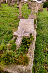 Umgestürztes Steinkreuz auf einem Grab in St. Ives