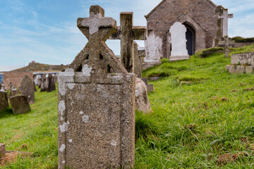 Alter Grabstein und Kreuz auf einem alten Friedhof in St. Ives