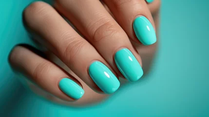 Foto op Plexiglas Schoonheidssalon Turquoise manicure on a woman's hand.