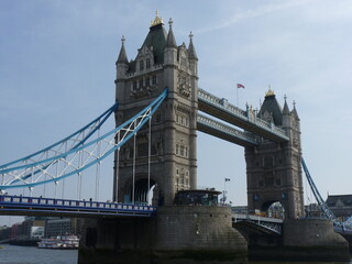 Fototapeta na wymiar Le Tower Bridge sur la Tamise à Londres