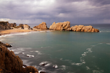 La playa Arnía está situada en el parque natural de las Dunas de Liencres y Costa Quebrada, en la comunidad autónoma de Cantabria, España. La playa está ubicada en un entorno rocoso.