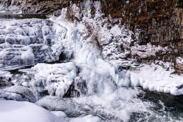 北海道芦別市、雪と氷柱に覆われた冬の三段滝【2月】