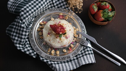 Turkish Ramadan dessert Güllaç