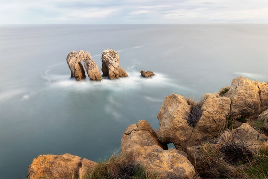 El Urro Manzano o tambi&eacute;n conocido como Puerta del Mar, es uno de los hitos m&aacute;s fotografiados de la Costa Quebrada, situado junto al pueblo c&aacute;ntabro de Liencres.