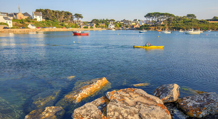 Canoë-kayak dans le port de Portsall, Ploudalmézeau, Finistère, Bretagne 