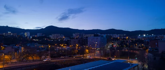  Night falls on the city of Barcelona, seen from the Carmel neighborhood in Horta overlooking the Estatut de Catalunya avenue, with the Collserola mountain range in the background © Martín Férriz