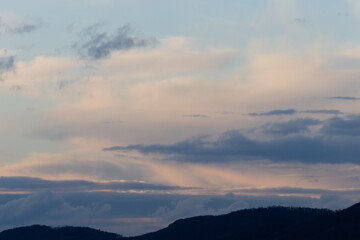 Viele Wolken am Himmel im Schaumburger Land an einem kalten Winterrabend in der D&auml;mmerung