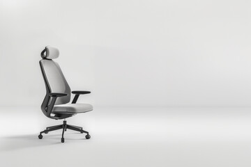 fauteuil de bureau à roulettes, accoudoirs et appuie-tête gris et noir, en tissu sur un fond clair avec espace négatif copyspace pour travail de bureau, gamers, en ligne, télétravail, mobilier 