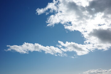 Obraz premium Nuages dans le ciel .