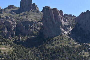 campo  con montañas y arboles con un cielo celeste. 