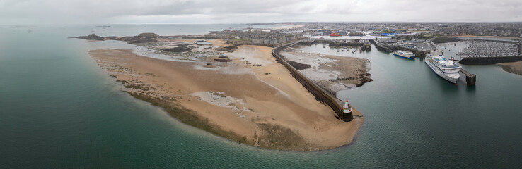 vue aérienne panoramique du phénomène de grande marée au dessus de saint malo en Bretagne en mars 2024 - obrazy, fototapety, plakaty