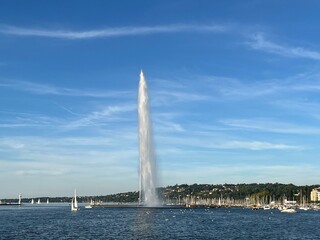 jet d'Eau fountain in Geneva with few yachts in the lake - 758746296