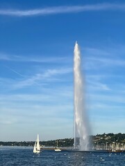 jet d'Eau fountain in Geneva with few yachts in the lake - 758746299