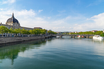L'Hôtel Dieu et le pont Wilson, depuis le pont de la Guillotière, sur le Rhône, à Lyon. France
