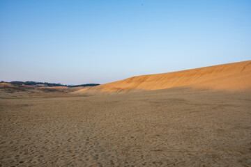 Fototapeta na wymiar 日本の鳥取県の鳥取砂丘の美しい日の出