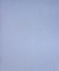 Helle Metallfläche im Freien nach Regen mit Tropfen