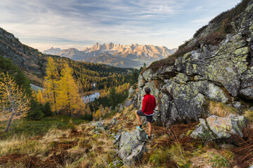 Wanderer blickt auf den Dachstein von der Gasselhöhe über das Ennstal, Schladminger Tauern,...