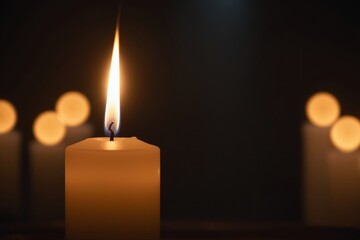 Nahaufnahme einer Kerzenflamme in einem schwach beleuchteten Raum, die das Licht des Glaubens und der Hoffnung in religiösen Ritualen und Zeremonien symbolisiert.
