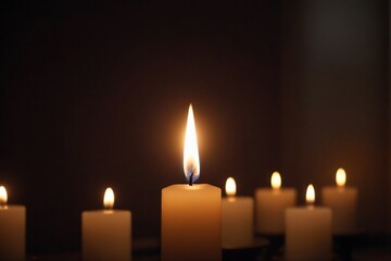 Fototapeta na wymiar Nahaufnahme einer Kerzenflamme in einem schwach beleuchteten Raum, die das Licht des Glaubens und der Hoffnung in religiösen Ritualen und Zeremonien symbolisiert.
