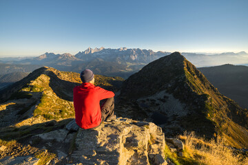 Wanderer blickt auf den Schober vom Rippetegg, Ennstal, Schladminger Tauern, Steiermark, Österreich
