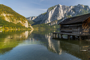 Fototapeta na wymiar Blick auf die Trisselwand, Bootshaus, Altausseer See, Altaussee, Salzkammergut, Steiermark, Österreich