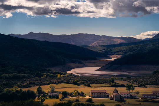 El embalse de Requejada es un embalse situado en el municipio de Cervera de Pisuerga de la provincia de Palencia, en la comarca Monta&ntilde;a Palentin