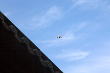 Fototapeta premium View of a flying airplane against the blue sky