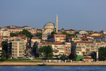 Obraz premium Cityscape View from the water to buildings in the city of Istanbul in public places