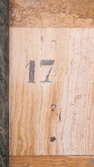Numero 17 impreso en pared de mármol