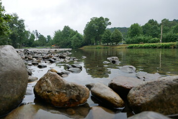 au bord du ruisseau