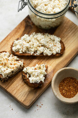 fromage frais cottage cheese fait maison en tartine sur pain grillé huile d'olive et piment