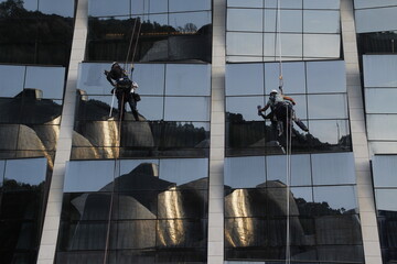 Cleaning the facade of a modern building