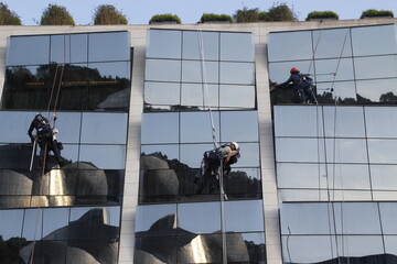 Cleaning the facade of a modern building
