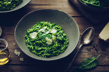 assiette de pates orzo avoine crémeuse aux épinards et parmesan façon risotto