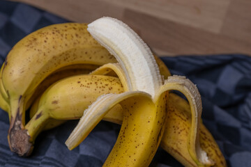 banane épluchée avec d'autre bananes