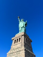 statue de la liberté en contre plongée © La