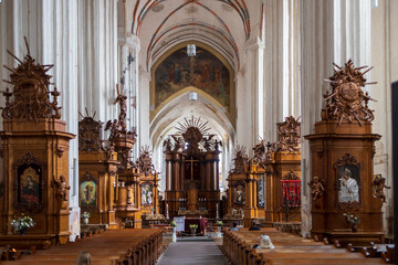 Obraz premium VILNIUS, LITHUANIA - JUNE 15 2023: Interior of the chapel in the Church of St. Francis and St. Bernard with vaulted ceiling and richly decorated Jesus Christ Cross